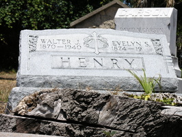 DSCN6232Walter J. Henry, 1870 - 1940. Evelyn S. Henry, 1874 - 19__