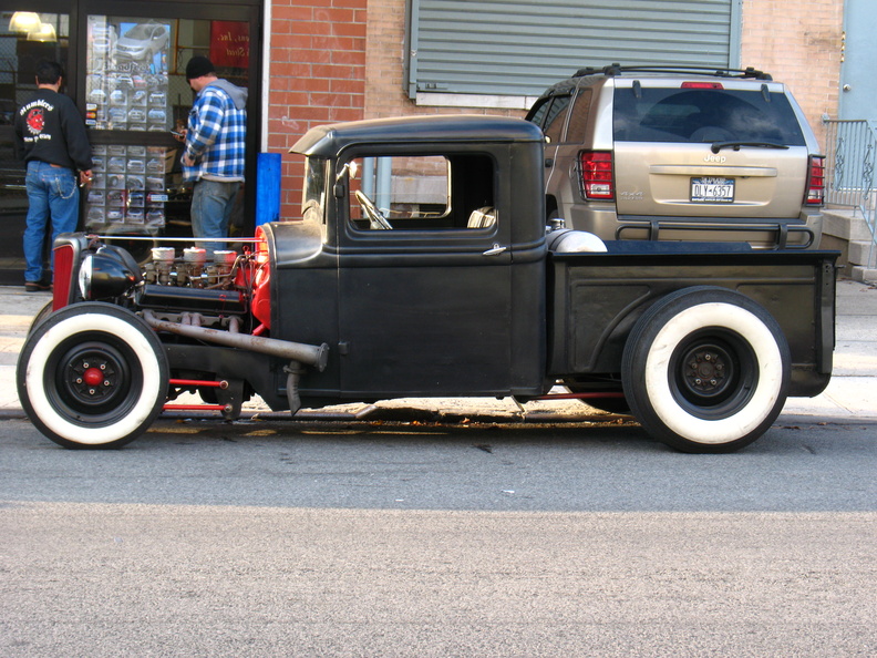 Some kind of truck. I don't know what this is.